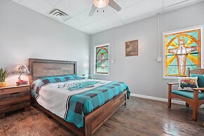 'old Church Retreat' w/ Fire Pit & Air Hockey!