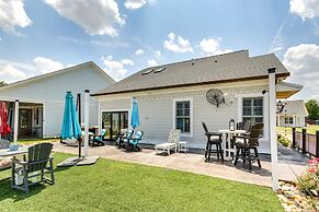 Greenwood Getaway w/ Furnished Patio & Lake View