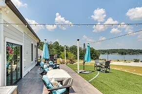 Greenwood Getaway w/ Furnished Patio & Lake View