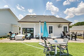 Greenwood Getaway w/ Furnished Patio & Lake View