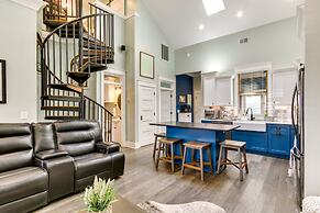 Greenwood Getaway w/ Furnished Patio & Lake View