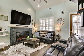 Greenwood Getaway w/ Furnished Patio & Lake View