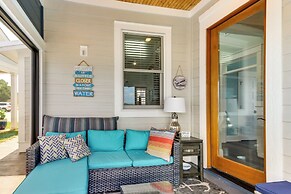 Greenwood Getaway w/ Furnished Patio & Lake View