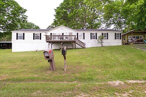 Lakefront Many Vacation Home w/ Kayaks!