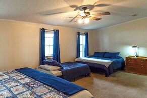 Lakefront Many Vacation Home w/ Kayaks!