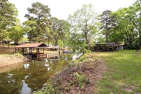 Lakefront Many Vacation Home w/ Kayaks!