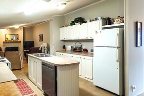 Lakefront Many Vacation Home w/ Kayaks!