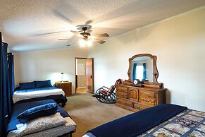 Lakefront Many Vacation Home w/ Kayaks!