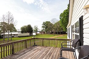 Lakefront Many Vacation Home w/ Kayaks!