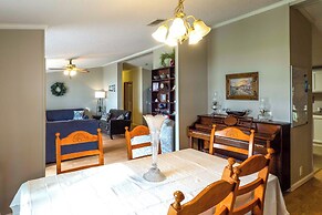 Lakefront Many Vacation Home w/ Kayaks!