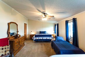 Lakefront Many Vacation Home w/ Kayaks!