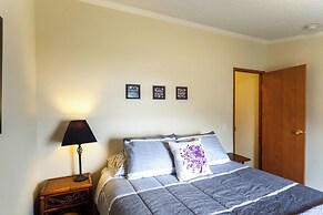 Lakefront Many Vacation Home w/ Kayaks!