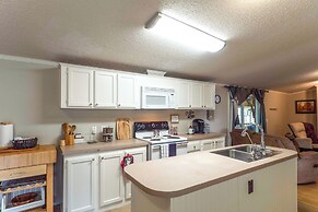 Lakefront Many Vacation Home w/ Kayaks!