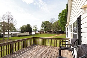 Lakefront Many Vacation Home w/ Kayaks!