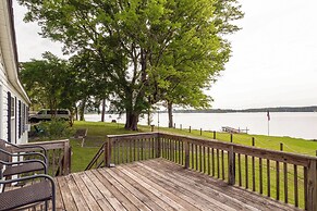 Lakefront Many Vacation Home w/ Kayaks!