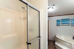 Lakefront Many Vacation Home w/ Kayaks!