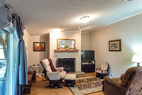 Lakefront Many Vacation Home w/ Kayaks!