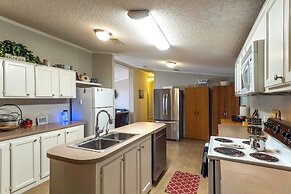 Lakefront Many Vacation Home w/ Kayaks!