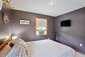 Crystal Lake Vacation Rental, 3 Mi to Betsie River