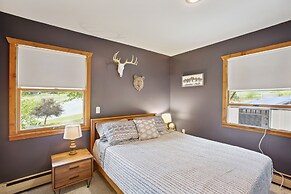 Crystal Lake Vacation Rental, 3 Mi to Betsie River