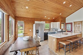 Crystal Lake Vacation Rental, 3 Mi to Betsie River