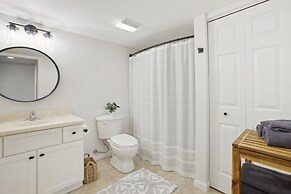 Crystal Lake Vacation Rental, 3 Mi to Betsie River