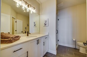 Lake Views & Pool Access: Ozarks Condo!