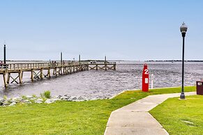 Cozy Cottage: Minutes to Downtown Southport!