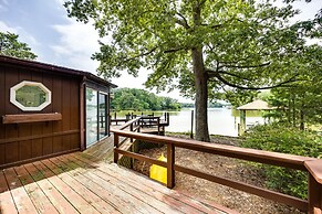 Waterfront Heathsville Cottage w/ Dock & Hot Tub!