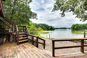Waterfront Heathsville Cottage w/ Dock & Hot Tub!