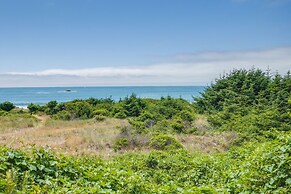 Oceanfront Smith River Cottage: Beach Access!