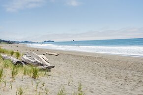 Oceanfront Smith River Cottage: Beach Access!