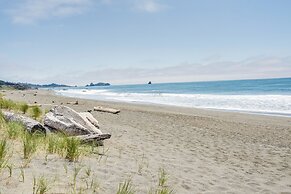Oceanfront Smith River Cottage: Beach Access!