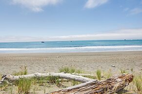 Oceanfront Smith River Cottage: Beach Access!