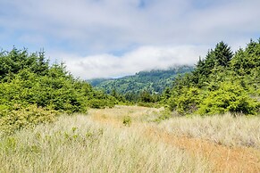 Oceanfront Smith River Cottage: Beach Access!