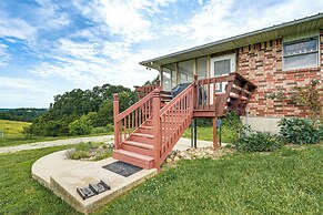 18 Mi to Table Rock Lake: Pet-friendly Ozark Home!