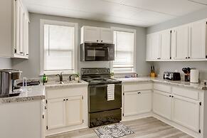 Cozy Downtown Sandusky Gem - 1 Mi to Lake Erie!