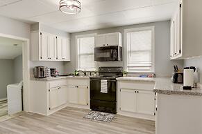 Cozy Downtown Sandusky Gem - 1 Mi to Lake Erie!