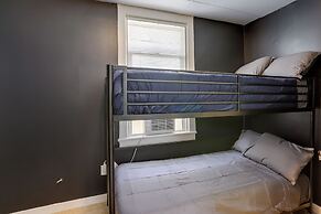 Cozy Downtown Sandusky Gem - 1 Mi to Lake Erie!