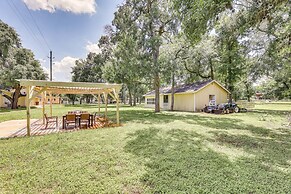 Bright Wallis Cottage w/ Pergola & Grill!