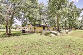 Bright Wallis Cottage w/ Pergola & Grill!