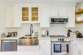 Bright Wallis Cottage w/ Pergola & Grill!