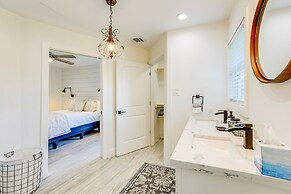 Bright Wallis Cottage w/ Pergola & Grill!