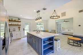 Bright Wallis Cottage w/ Pergola & Grill!