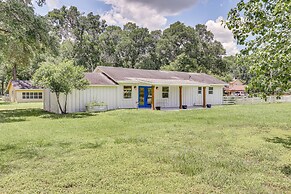 Bright Wallis Cottage w/ Pergola & Grill!