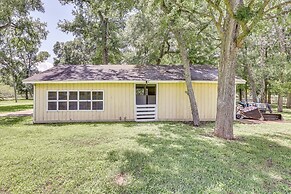 Bright Wallis Cottage w/ Pergola & Grill!