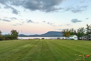 Beach & Kayaks: Waterfront Cabin on Lake Pleasant!