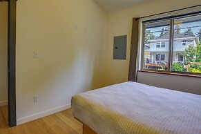 Modern White Salmon Apartment, Steps From Town