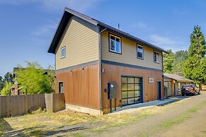 Modern White Salmon Apartment, Steps From Town