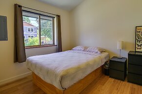 Modern White Salmon Apartment, Steps From Town